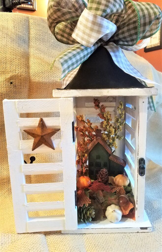 A white wooden box with a star and pumpkin.