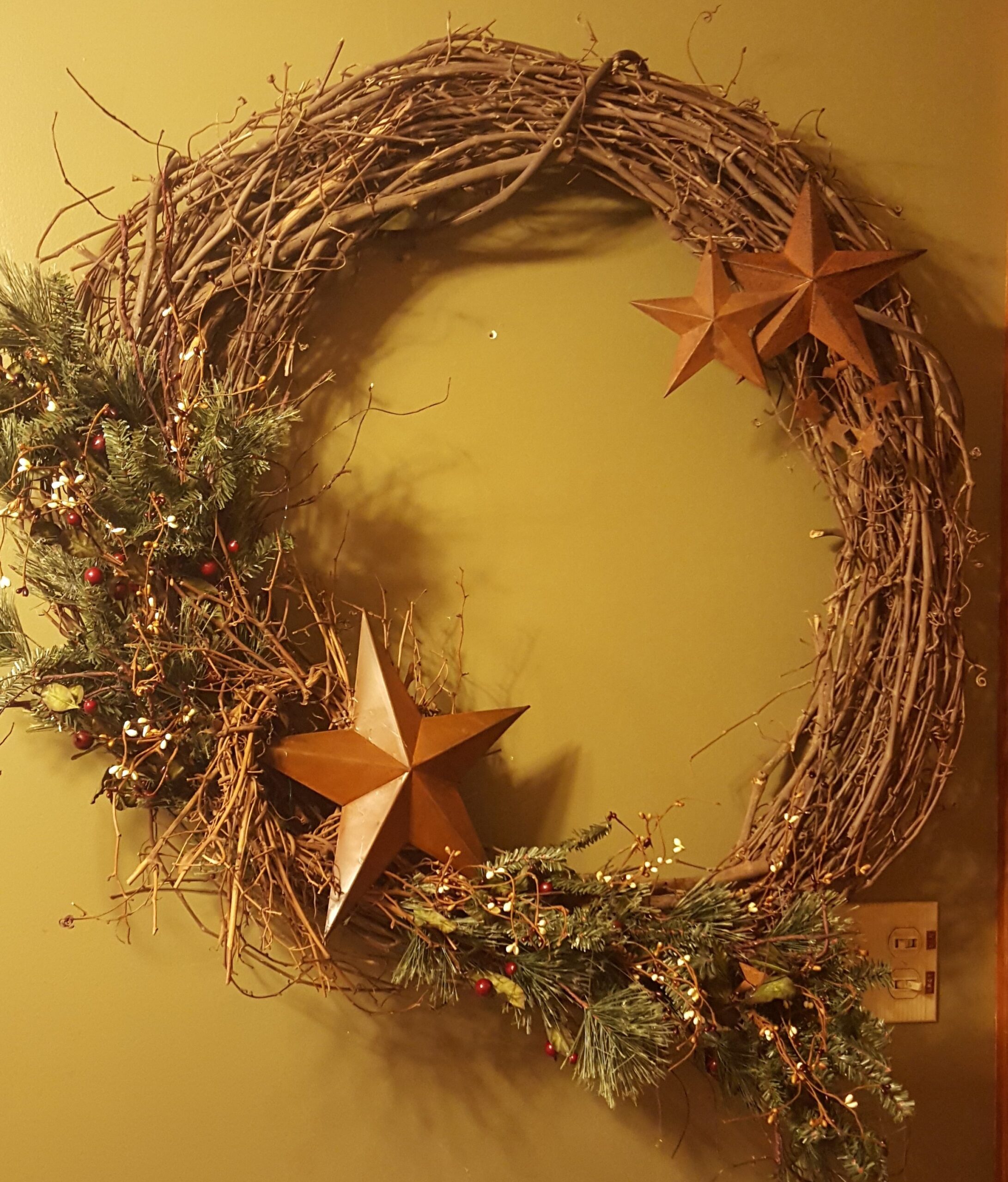 A wreath with some stars hanging on it